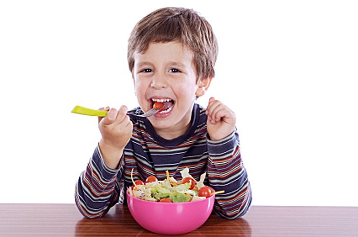 Kid eating veddies
