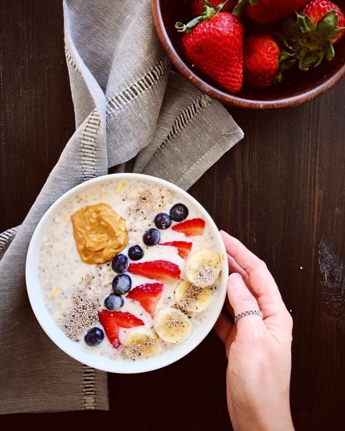 Overnight chia-oats with peanut butter and fruit